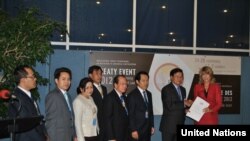  ດຣ. ທອງລຸນ ສີສຸລິດ (ສອງຈາກຂວາ) ມອບສຳເນົາເອກກະສານ ສົນທິສັນຍາສາກົນທັງ 3 ທີ່ລາວໄດ້ໃຫ້ສັດຕະຍາບັນໄປແລ້ວນັ້ນ ໃຫ້ແກ່ເຈົ້າໜ້າທີ່ສະຫະປະຊາຊາດ.