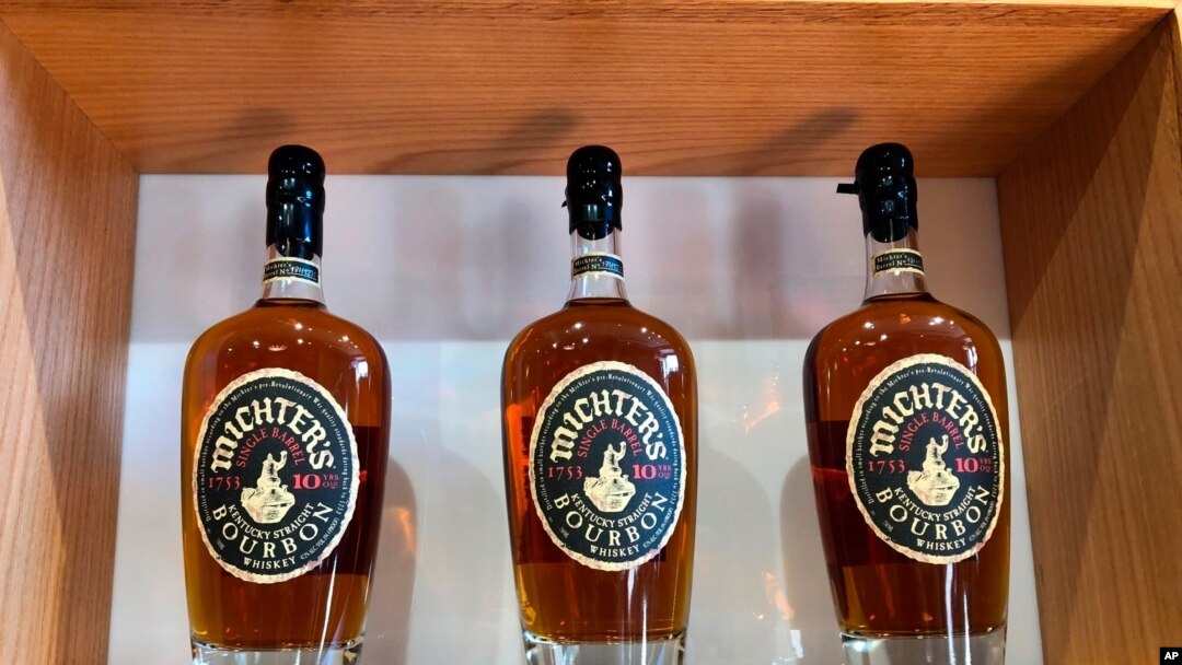 En esta imagen del 2019 se muestran botellas de bourbon Mitchers, una de las marcas del licor producido en Kentucky, EE.UU.