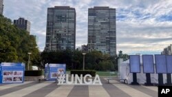 Tanda tagar #UNGA atau Sidang Majelis Umum dipasang di depan markas Perserikatan Bangsa-Bangsa, Sabtu, 24 September 2022. (Foto: Ted Anthony/AP Photo)