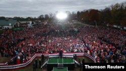 El presidente Donald Trump habla a partidarios en un evento de campaña en Circleville, Ohio, el 24 de octubre de 2020.