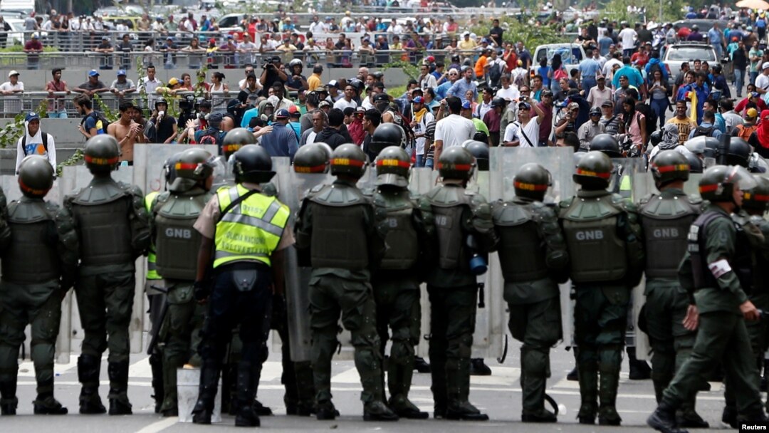Opposition supporters clash with Venezuelan National Guards during a rally to demand a referendum to remove President Nicolas Maduro in Caracas, Venezuela, May 18, 2016. 