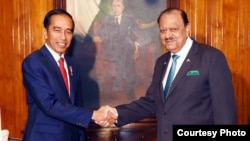 Pakistan President Mamnoon Hussain shaking hands with Indonesian President Ir. H. Joko Widodo at the Aiwan-e-Sadr, Islamabad on Jan. 26, 2018. (Pakistan Press Information Dept.)