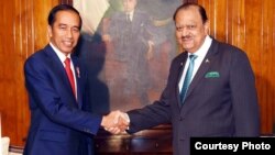 Presiden Pakistan Mamnoon Hussain (kanan) menerima Presiden Ir. H. Joko Widodo di Aiwan-e-Sadr, Islamabad, Jumat (26/1). 