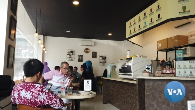 印尼聋人雇聋人开咖啡店 买卖靠手语闯出一片天