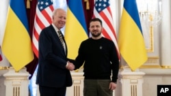 Rais wa Marekani Joe Biden (L) na Rais wa Ukraine Volodymyr Zelenskyy