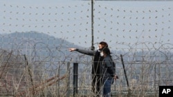 31일 한국 파주 임진각 평화누리공원을 찾은 시민들이 망원경으로 북쪽 방향을 바라보고 있다. 