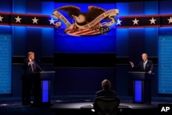 지난 2020년 9월 29일 도널드 트럼프(왼쪽) 당시 미국 대통령과 조 바이든 민주당 대선 후보가 오하이오주 클리블랜드에서 텔레비전 토론을 하고 있다. (자료사진)