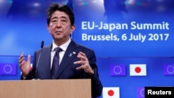 Thủ tướng Nhật Bản Shinzo Abe dự một hội nghị thượng đỉnh EU-Nhật Bản ở Brussels, Bỉ, ngày 6 tháng 7, 2017.