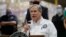 Le gouverneur du Texas, Greg Abbott, s'adresse aux médias lors de la visite d'un entrepôt de la Division de la gestion des urgences du Texas rempli d'équipements de protection individuelle, mardi 4 août 2020, à San Antonio.