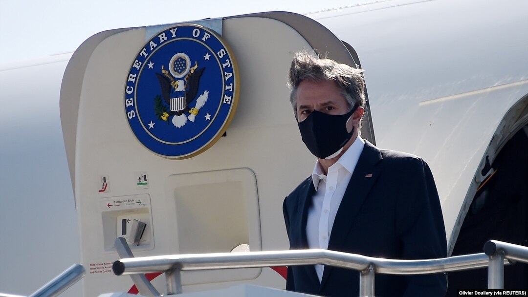Menteri Luar Negeri AS Antony Blinken turun dari pesawat setibanya di Pangkalan Udara AS di Ramstein, di mana ia akan mengadakan pertemuan virtual 20-negara tentang krisis bersama rekannya dari Jerman, di Jerman, 8 September 2021. (Foto: Olivier Douliery 