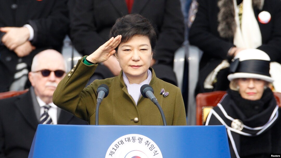 La nueva presidenta de Corea del Sur Park Geun-hye participó este lunes de una ceremonia donde juramentó frente al parlamento ante más de 70.000 mil personas.