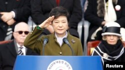 La nueva presidenta de Corea del Sur Park Geun-hye participó este lunes de una ceremonia donde juramentó frente al parlamento ante más de 70.000 mil personas.