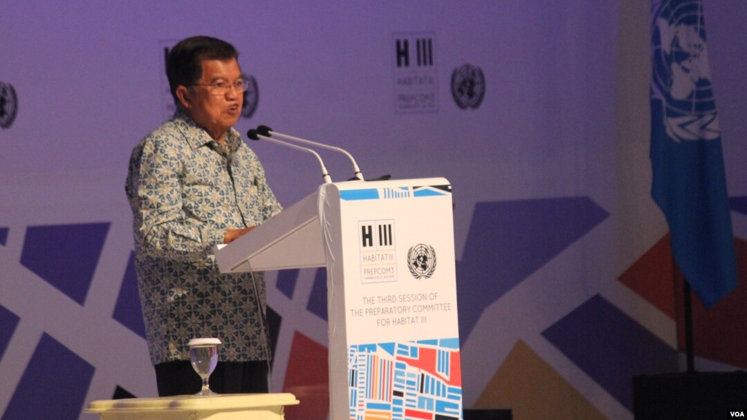 Wapres Jusuf Kalla memberikan sambutan pada pembukaan Prepcom 3 UN Habitat III di Surabaya (25/7). (VOA/Petrus Riski)