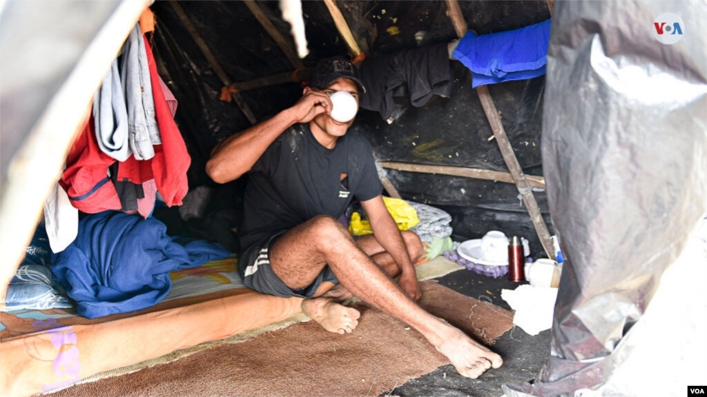 Dentro de las improvisadas casas de campaña, resguardaron sus pertenencias y se cubren como pueden del frío nocturno. [Foto: Diego Huertas]