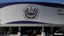 Una vista general muestra el edificio del Congreso Nacional antes de una sesión especial para la aprobación de fondos para un plan de seguridad del gobierno en San Salvador, El Salvador, el 10 de febrero de 2020.