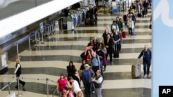 Las largas filas de pasajeros en los puestos de control de los aeropuertos han provocado la ira de los usuarios y los legisladores.