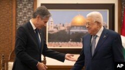 ARCHIVO: El secretario de Estado de EEUU, Antony Blinken, saluda al presidente de la Autoridad Palestina, Mahmud Abás, en Ramálah, Cisjordania, el 30 de noviembre de 2023.