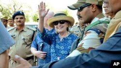La exsecretaria de Estado de EE.UU. Hillary Clinton saluda a su llegada a Jodhpur, estado de Rajasthan, India, el martes, 13 de marzo de 2018.