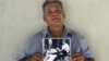 En esta imagen provista por STORYCORPS, Juan Romero muestra una fotografía de Los Angeles Times en la que él aparece al lado del senador Robert F. Kennedy en el hotel Ambassador en Los Angeles momentos después de el candidato demócrata fue baleado en la cabeza.