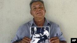 En esta imagen provista por STORYCORPS, Juan Romero muestra una fotografía de Los Angeles Times en la que él aparece al lado del senador Robert F. Kennedy en el hotel Ambassador en Los Angeles momentos después de el candidato demócrata fue baleado en la cabeza.