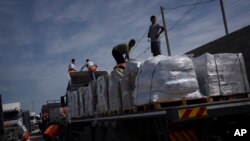 Truk-truk berisi bantuan kemanusiaan untuk Jalur Gaza dari Mesir memasuki Rafah, 21 Oktober 2023. (Foto: Fatima Shbair/AP Photo)