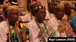 Des chefs traditionnels à l'ouverture du forum national sur le foncier, Lomé, Togo, 18 avril 2017. (VOA/Kayi Lawson)