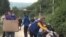 Camp de familles de migrants devant un centre d'accueil bondé en Bosnie