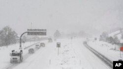 La nieve cubre la ruta interestatal 70, en Inglewood, Colorado. 