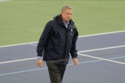 New York City Mayor Bill de Blasio, center, walks the practice courts with officials at the USTA Indoor Training Center where a 350-bed temporary hospital will be built March 31, 2020, in New York.