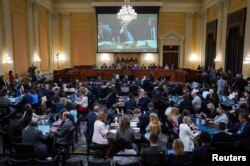 Video mantan jaksa agung William P. Barr ditampilkan saat Komite Terpilih DPR AS mengadakan dengar pendapat publik pertamanya, di Capitol Hill di Washington, AS, 9 Juni 2022, untuk menyelidiki Serangan 6 Januari di Amerika Serikat Capitol. Jabin Botsford/ Kolam renang melalui REUTERS