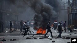 Miles de protestantes que exigían la renuncia del presidente Jovenel Moise se enfrentaron con la policía. El jueves, cuando algunos intentaron asaltar las barreras fuera del Palacio Nacional, mientras que otros buscaron refugio, los fuertes disparos hicieron eco en las calles.