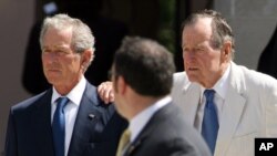 Los dos ex presidentes, George W. (izquierda) y George H. W. Bush (derecha). Sus mensajes fueron interceptados por hackers.