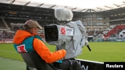 Un cameraman ajuste sa camera avant le début d'un match de Bundesliga, Hamburg le 28 aout 2010.