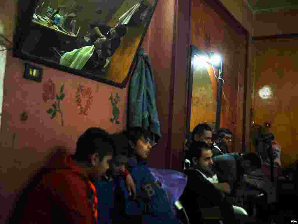 Men line up at the barber shop to get their hair cut as they prepare to celebrate the Coptic Christmas in Cairo, Egypt, Jan. 6, 2017. (H. Elrasam/VOA)