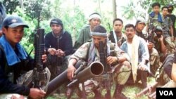 Para anggota kelompok militan Abu Sayyaf di tengah hutan di Filipina selatan (foto: dok).