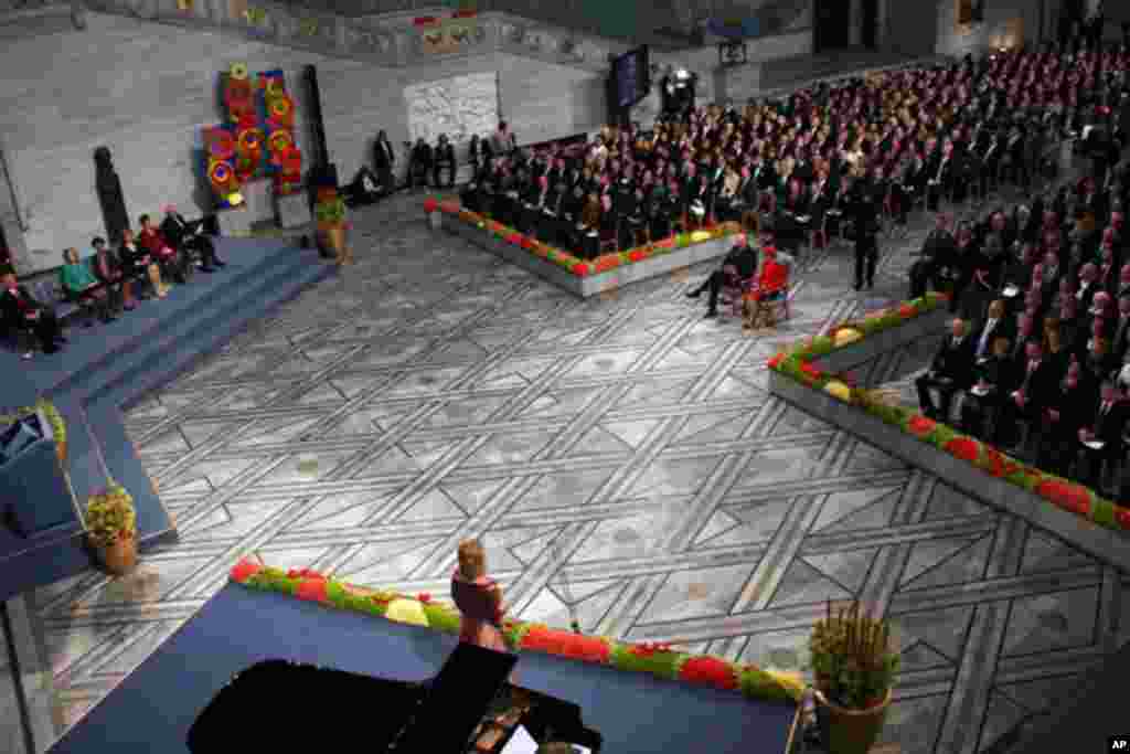 颁奖典礼以女高音演唱家瑟尔贝格独唱《索尔维格之歌》开始。这首歌由易卜生作词，格里格作曲