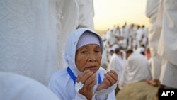 یوه سپین سرې مسلمانه ښځه د عرفات پر غونډۍ عبادت کوي.