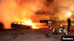 Los jóvenes incendiaron automóviles y lanzaron piedras a la propiedad privada.