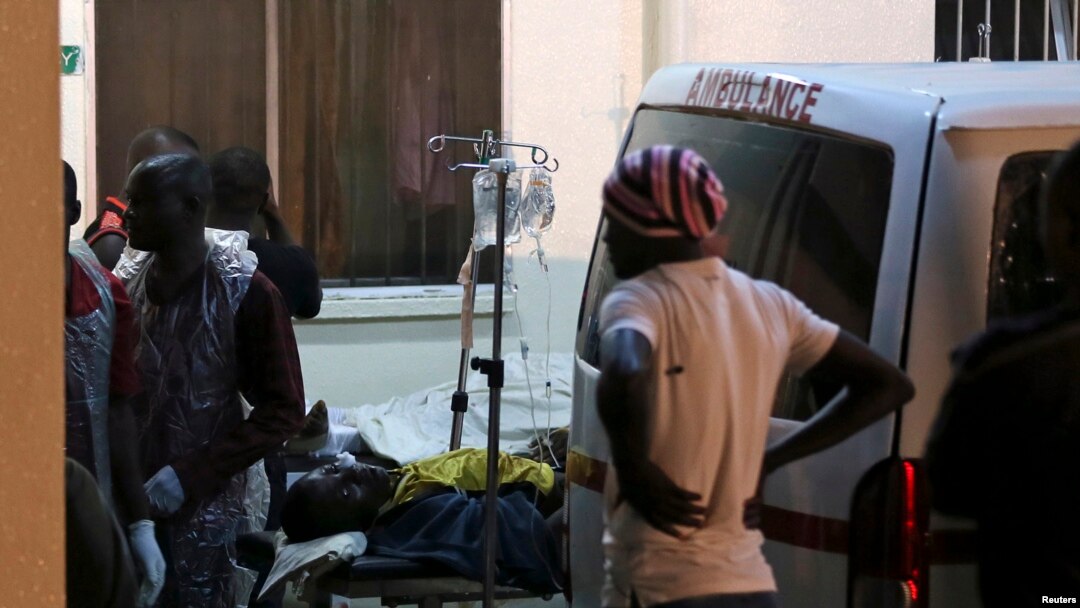 Warga yang terluka akibag ledakan dibawa ke Rumah Sakit Asokoro di Abuja (1/5). (Reuters/Afolabi Sotunde)