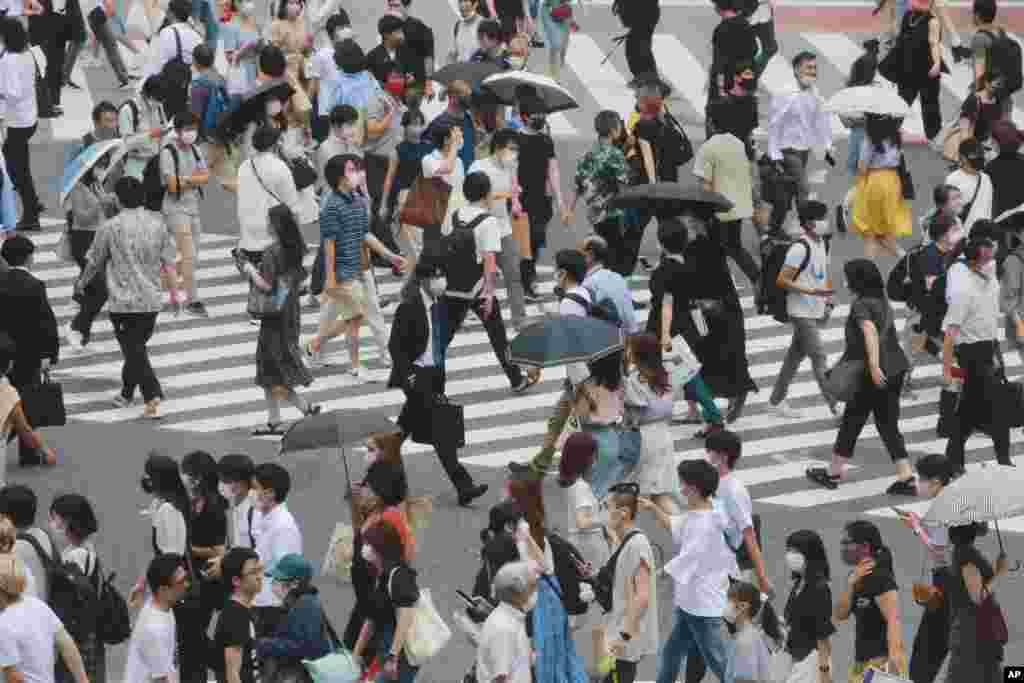 일본 도쿄 시민들이 마스크를 착용하고 교차로를 건너고 있다. 도쿄의 일일 신규 코로나 확진자 수가 3천명을 넘고 전국적으로는 1만명에 육박하고 있다.