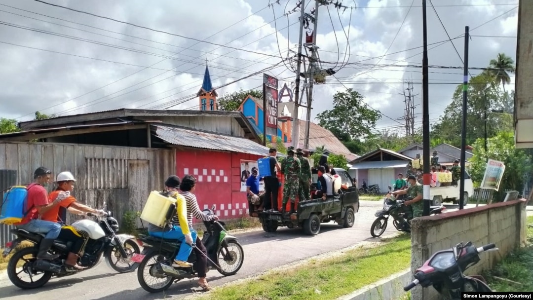 Suasana penyemprotan cairan disinfektan di desa Maliwuko, Kabupaten Poso, Sulawesi Tengah, 30 Maret 2020. (Foto: Simon Lapangoyu/pribadi)