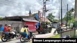 Suasana penyemprotan cairan disinfektan di desa Maliwuko, Kabupaten Poso, Sulawesi Tengah, 30 Maret 2020. (Foto: Simon Lapangoyu/pribadi)