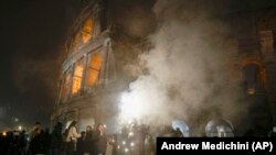 Orang-orang merayakan pergantian tahun dalam sebuah perayaan di Roma, Italia, pada 1 Januari 2021. (Foto: AP/Andrew Medichini)