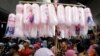 Seorang pria menjual permen kapas di area pasar luar yang ramai di pasar tradisional Tanah Abang menjelang Idul Fitri di Jakarta. (Foto: REUTERS/Darren Whiteside)