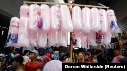 Seorang pria menjual permen kapas di area pasar luar yang ramai di pasar tradisional Tanah Abang menjelang Idul Fitri di Jakarta. (Foto: REUTERS/Darren Whiteside)