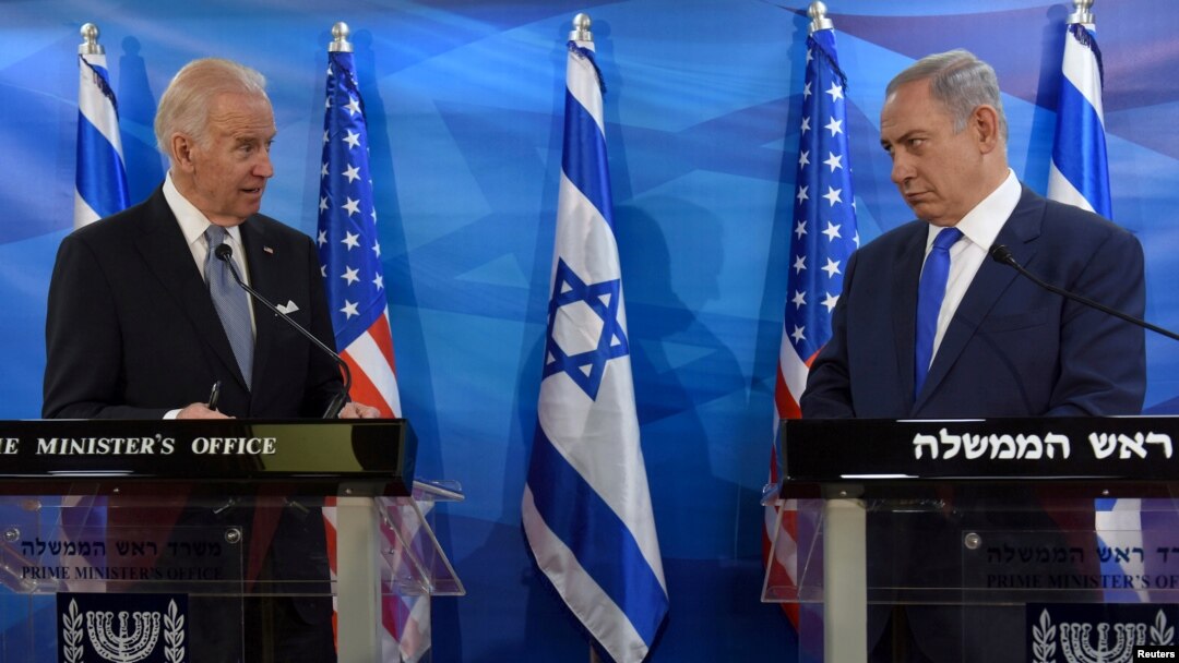 Joe Biden, então vice-presidente, (esq) e Benjamin Netanyahu (dir), em Jerusalem, 9 Março 2016