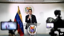 El presidente de la Asamblea Nacional de Venezuela y autoproclamado presidente interino Juan Guaido habla a la prensa en Caracas, Venezuela, el domingo 1 de diciembre de 2019. (AP Photo / Matias Delacroix)