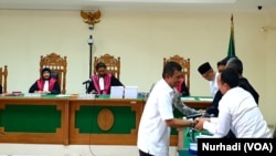 Walikota Yogyakarta Haryadi Suyuti sebagai saksi dalam sidang 26 Februari 2020. Haryadi menolak semua klaim yang mengaitkan namanya dan istrinya. (Foto: VOA/ Nurhadi)