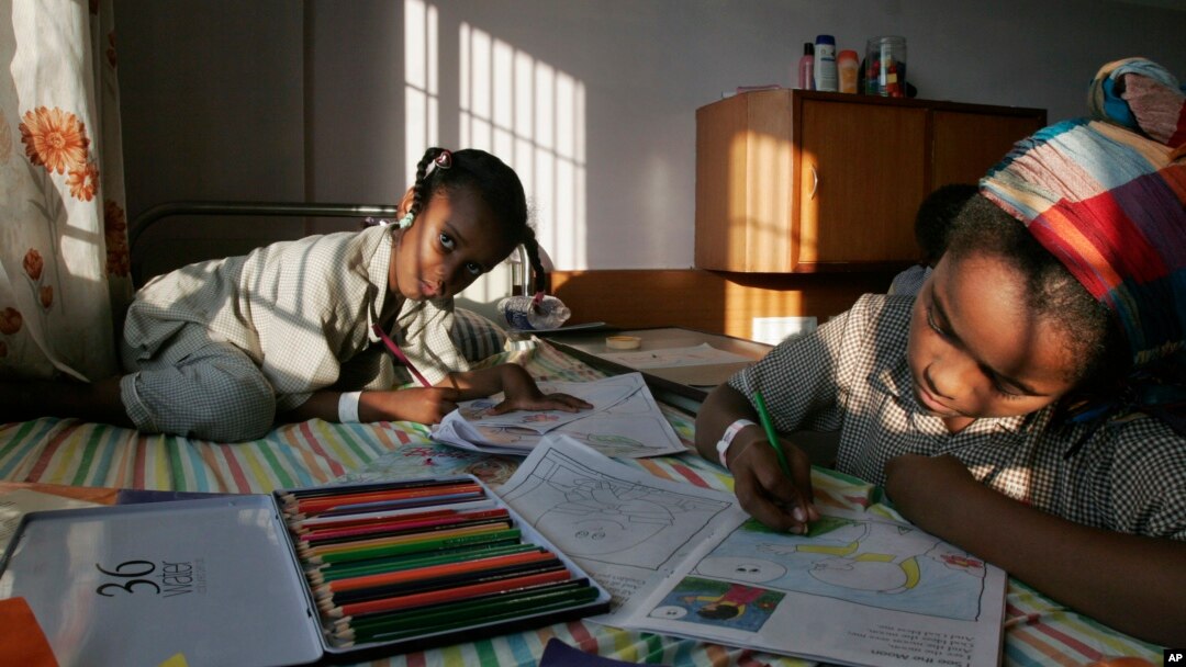 Dua anak Ethiopia mewarnai gambar-gambar pada bukunya (foto: ilustrasi). 