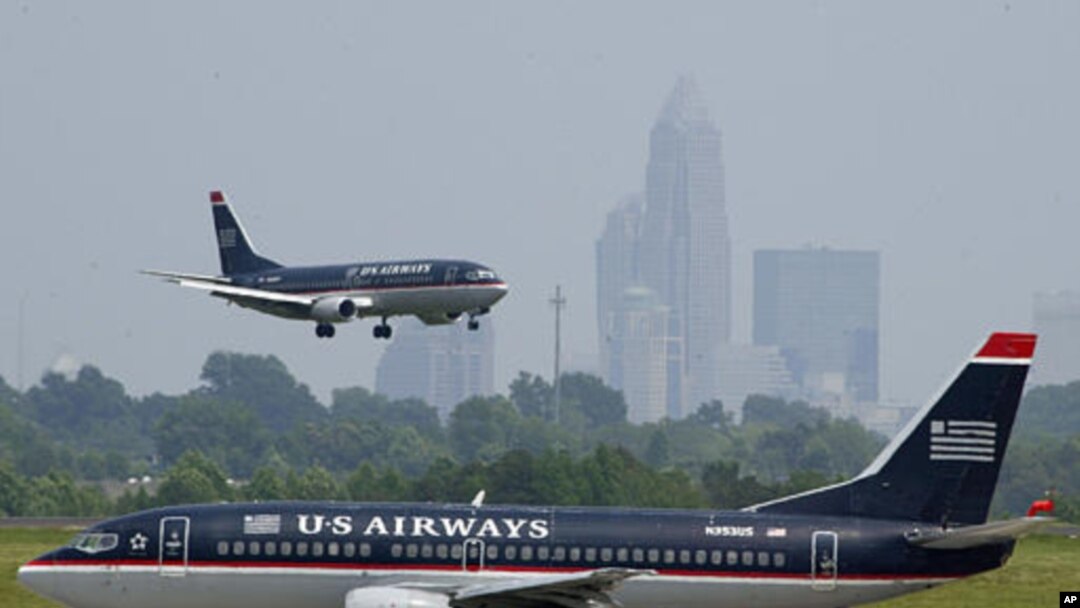 Sebuah pesawat milik maskapai US Airways dari Paris menuju Charlotte, AS terpaksa dialihkan penerbangannya setelah pengakuan seorang penumpang yang mencurigakan (foto: dok).